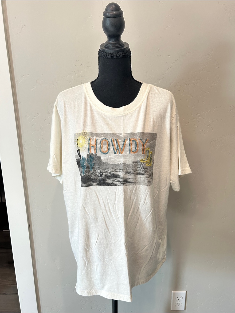 Shyanne 'Howdy' Desert Graphic Tee XL